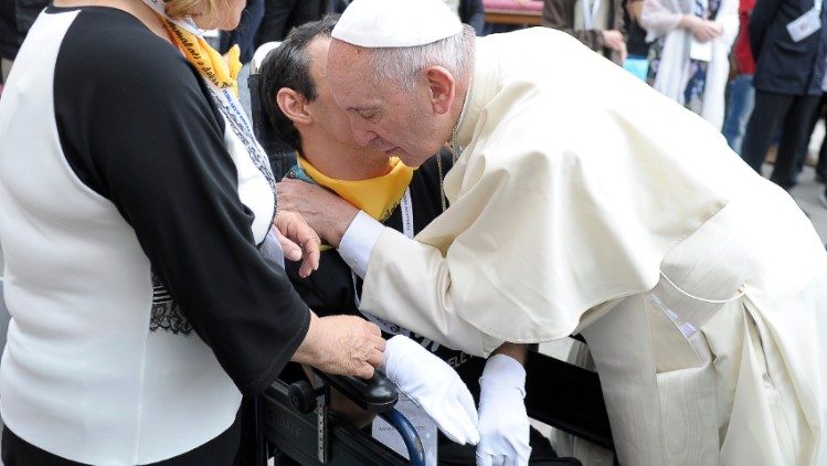 Papa Francesco abbraccia un malato