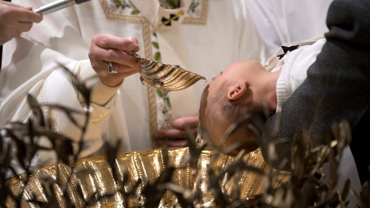 البابا يحتفل بالقداس ويمنح سر العماد عددا من المولودين الجدد