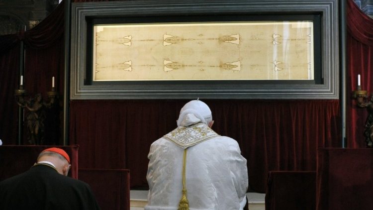 Benediktas XVI prie Turino drobulės 2010 m.