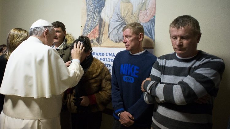 Papst Franziskus bei einer Begegnung mit Obdachlosen