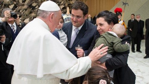 „Ein bedrohter Schatz“: Papst Franziskus betet für Familien