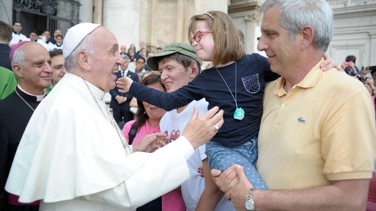 Папа Франциск с момиче със синдром на Даун.