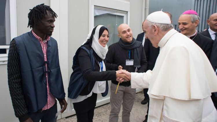 Immer wieder weist Papst Franziskus auf die Probleme von Migranten hin, hier bei einem Treffen in Bologna am 01. Oktober 2017