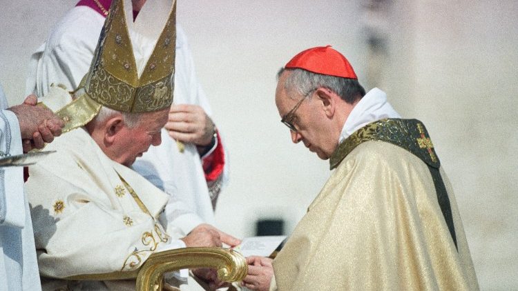 Szent II. János Pál pápa és Bergoglio bíboros 2001. február 21-én - egy a 43-ból  