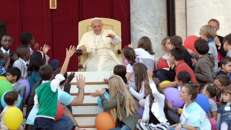 Le Pape François rencontrant des enfants en 2013.