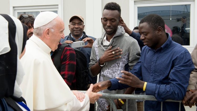 Papa Francesco e alcuni migranti