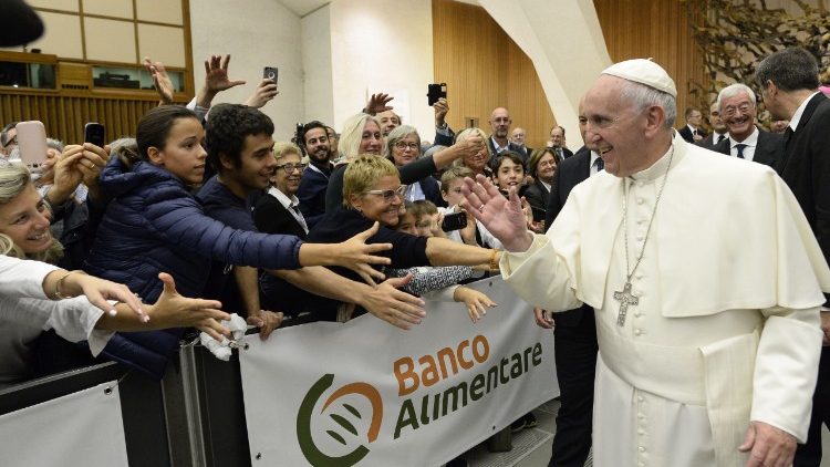 Papa Franjo i članovi Banke hrane
