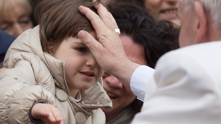 Papa Francisco e uma criança