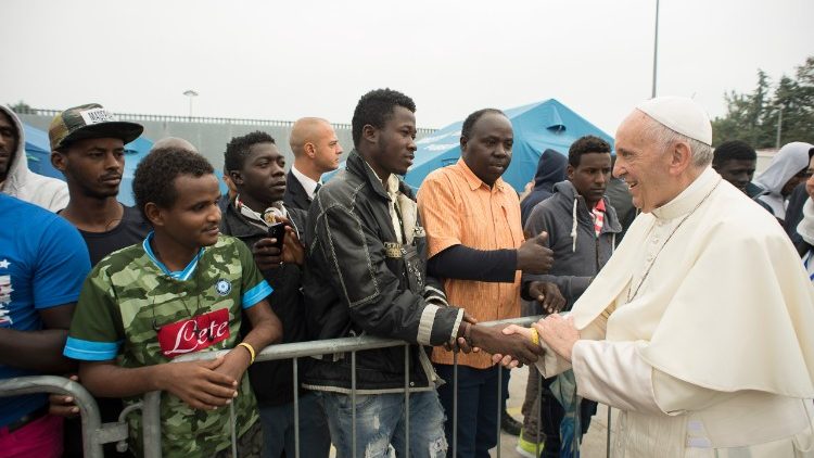 البابا فرنسيس يحيي مجموعة من المهاجرين 