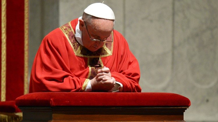 Papież Franciszek na modlitwie