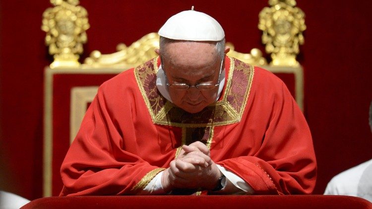 Papa Francesco in preghiera nel Venerdì Santo 