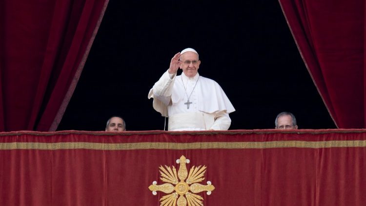 Papst Franziskus auf der Loggia des Petersdoms
