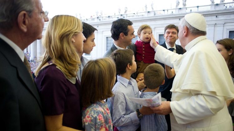 Påven möter familjer