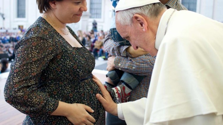 Papst Franziskus mit einer schwangeren Frau