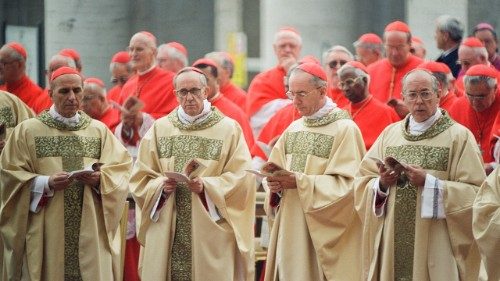 Cardeais Hummes e Bergoglio na 'Turma de 2001': a mais universal 