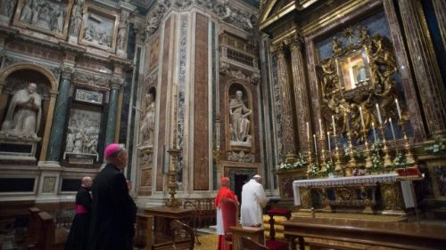 Pope Francis prays at St. Mary Major before Visit to Chile & Peru
