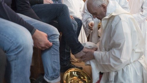 Papst wäscht Füße von römischen Gefangenen