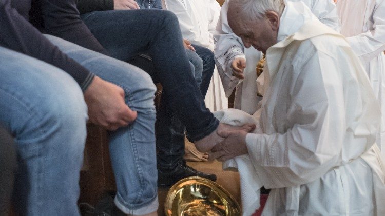 Die Fußwaschung durch Papst Franziskus im vergangenen Jahr