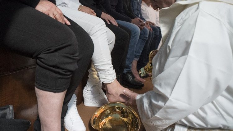 Papež med obredom umivanja nog na veliki četrtek