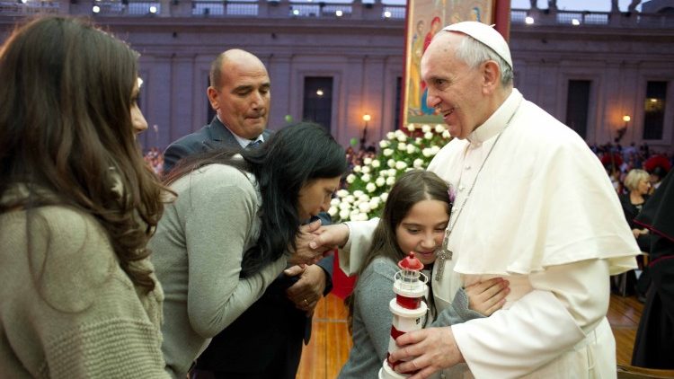 Papa Francisco com uma família