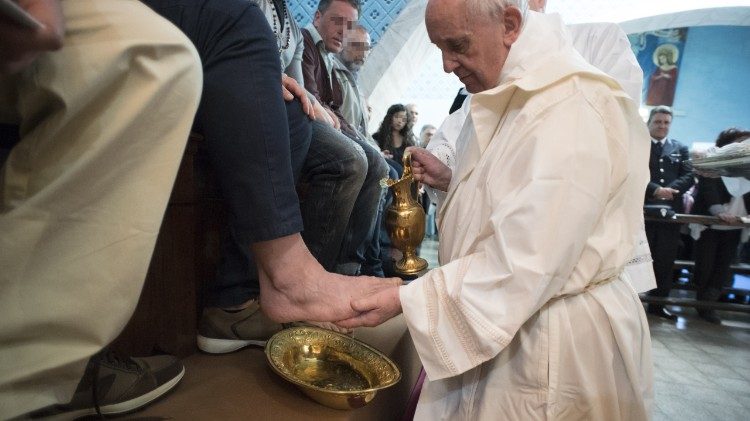Papst Franziskus wäscht Strafgefangenen die Füße (Gründonnerstag 2017)
