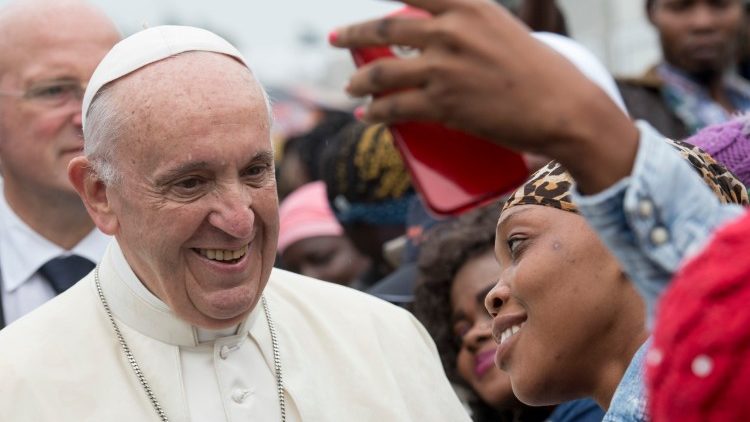 Papa em imagem de arquivo com migrantes em Bolonha, em 2017