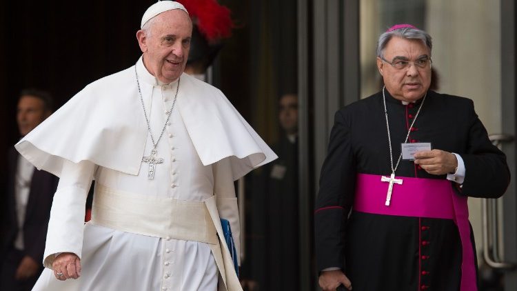 Papst Franziskus mit Bischof Semeraro, Sekretär des K9-Rates und Bischof von Albano