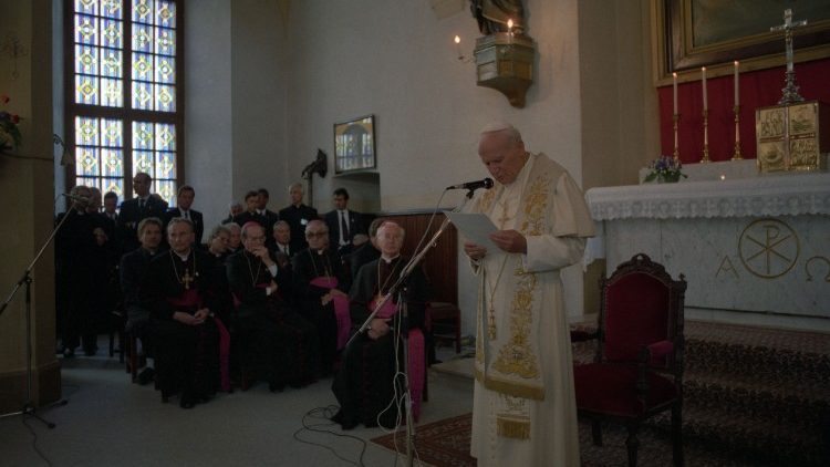 Papa Giovanni paolo II in viaggio in lituania, lettonia ed estonia nel 1993