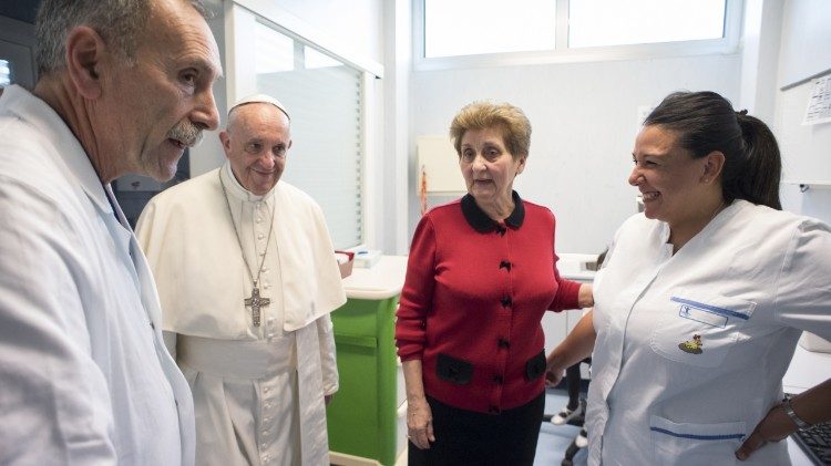 Papa Francisco durante visita ao Hospital Pediátrico