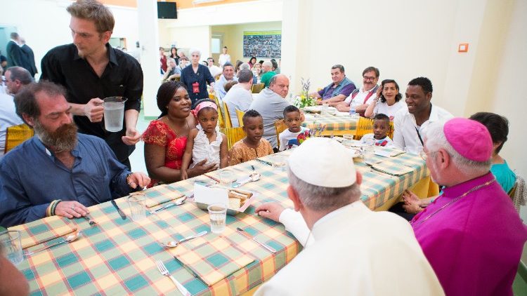Papa Franciso almoça com pessoas ajudadas pela Caritas