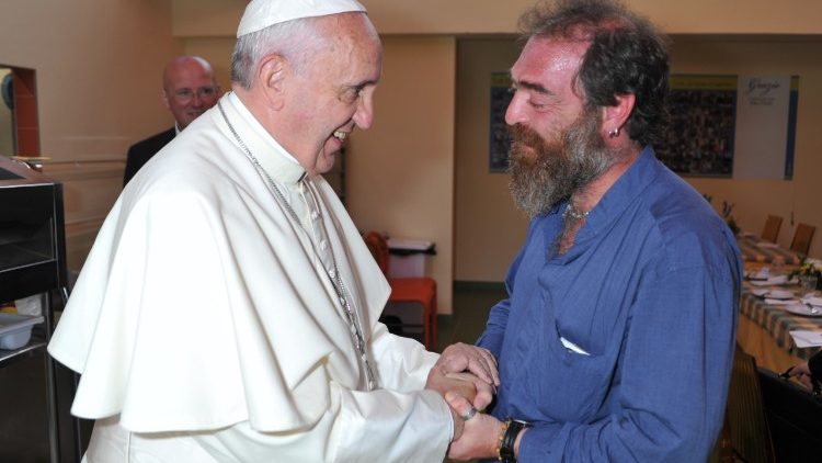 Papa Francisco com um homem assistido pela Caritas