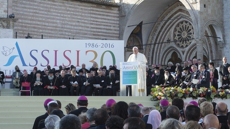 Le Pape François participant à la Rencontre interreligieuse d'Assise, le 20 septembre 2016.