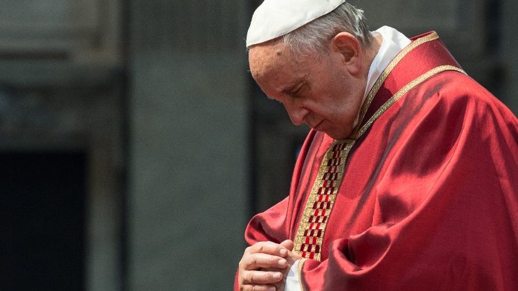 През юли папата се моли за свещениците, които изпитват умора и самота