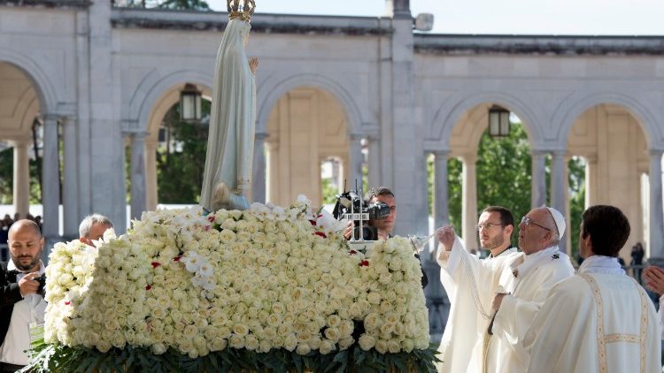 Папа Франциск пред статуята на Дева Мария във Фатима, 13 май 2017