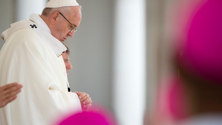 Imagen de archivo: el Papa Francisco durante su viaje a Fátima en 2017.