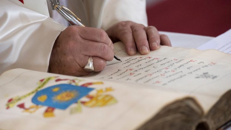 Papa Francisc i-a scris Episcopului Anton Coșa
