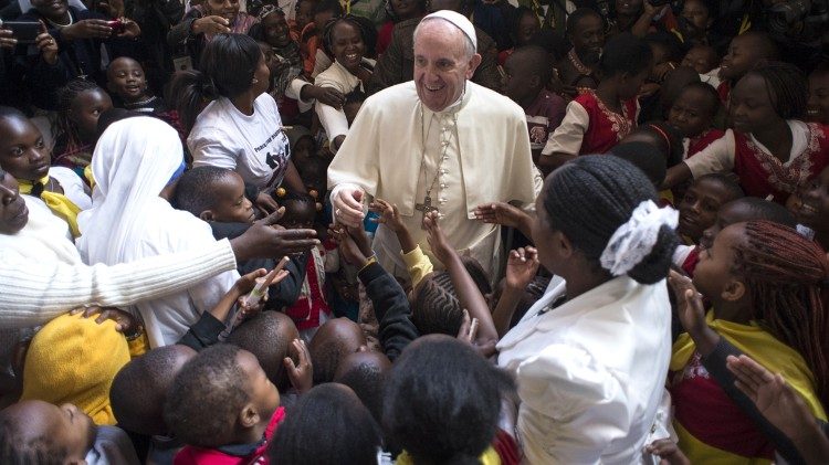 Papież Franciszek z ubogimi w Afryce (2015 r.)
