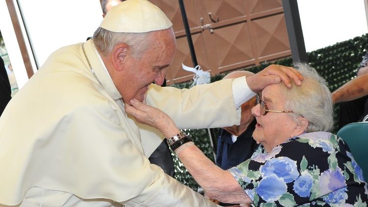 Francesco benedice un'anziana durante la visita pastorale a Cassano allo Jonio (2014)