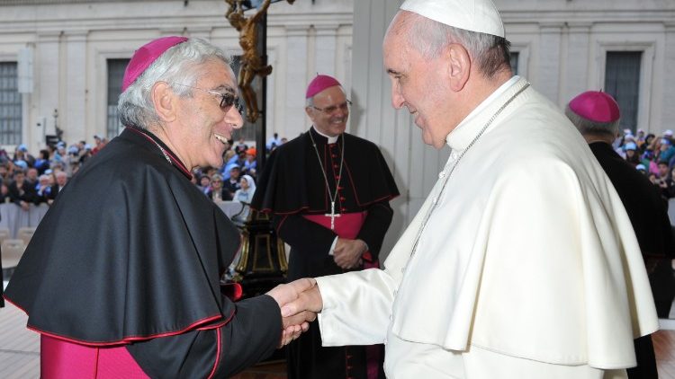 Папа Франциск с монсеньор Пенизи, архиепископ на Монреале, Сицилия, член на новата работна група
