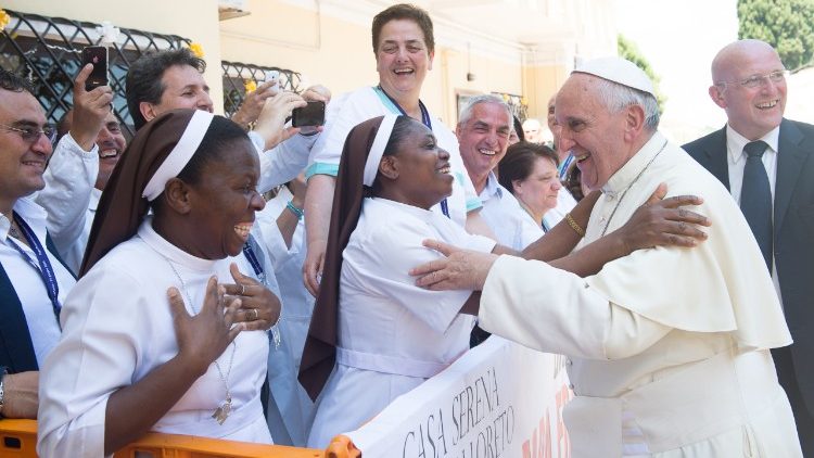 "São pessoas que dão tudo de mãos cheias”, diz Papa sobre consagrados
