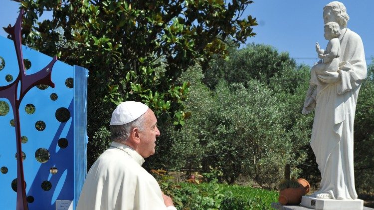 Ferenc pápa a Szent József-szobor előtt