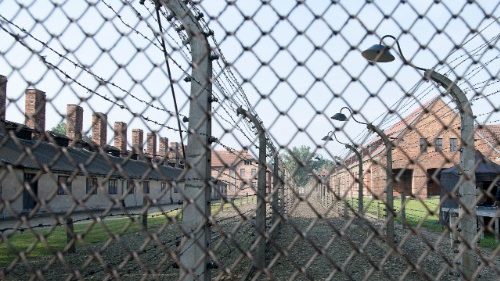 Auschwitz: "La sofferenza degli innocenti" di Kiko Arguello per le vittime dell'Olocausto
