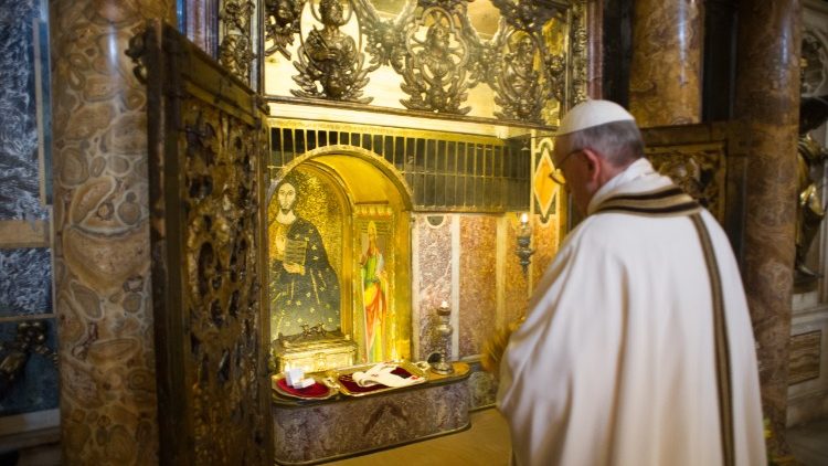 Папа Франциск молится перед гробницей св. апостола Петра в Ватикане