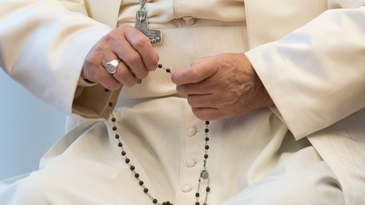 Påven ber rosenkransen