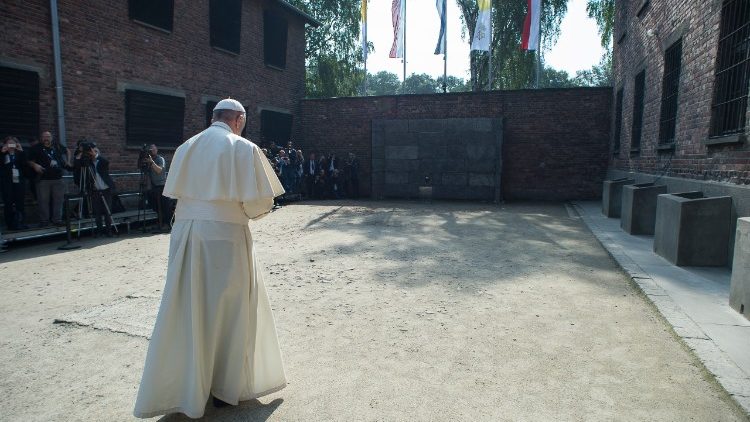 El Papa en su visita a Auschwitz - Birkenau