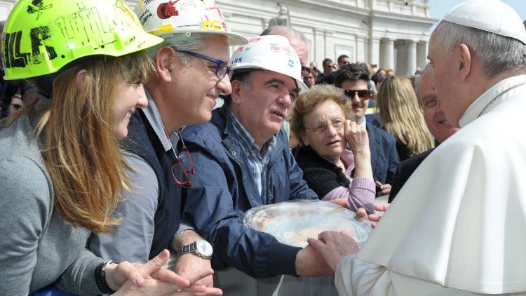 Papa Francisco com trabalhadores na Praça São Pedro