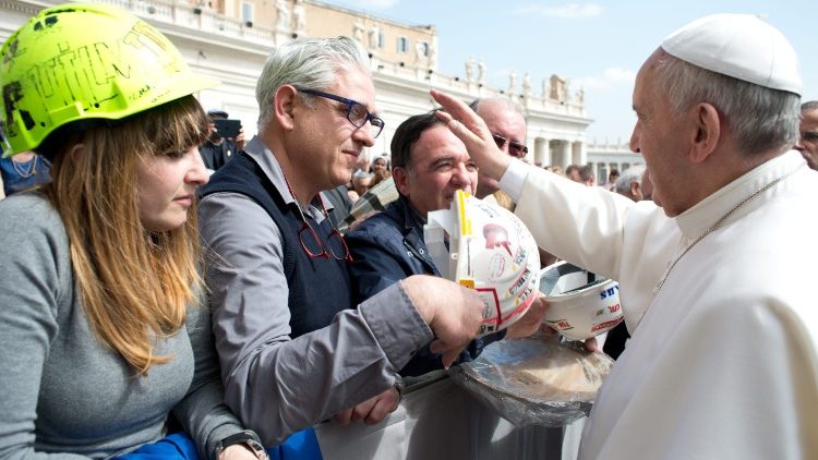 Le Pape et des ouvriers place Saint-Pierre, à l'occasion d'une audience générale en 2014