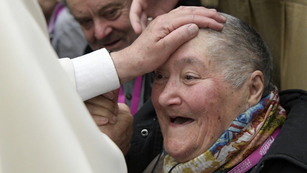Papa Francesco benedice una signora anziana
