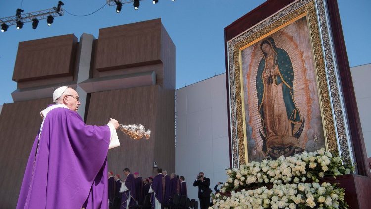 Papa Franjo pred slikom Blažene Djevice Marije Guadalupske u Meksiku, tijekom apostolskoga putovanja 2016. godine