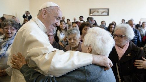 El Papa reza con los abuelos y los ancianos del mundo
